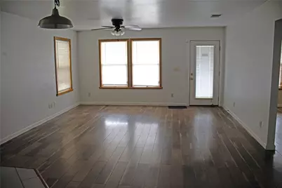 633 S Commerce Street, Lockhart, TX 78644 - Photo 3