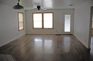633 S Commerce St, Lockhart, TX 78644 - Photo 3