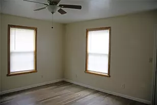 633 S Commerce St, Lockhart, TX 78644 - Photo 15