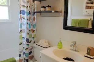 409 W Croslin St, Austin, TX 78752 - Photo 9