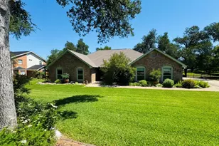 203 E 11th St, Elgin, TX 78621 - Photo 5