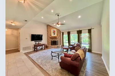 203 E 11th Street, Elgin, TX 78621 - Photo 15
