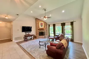 203 E 11th St, Elgin, TX 78621 - Photo 15
