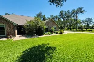 203 E 11th St, Elgin, TX 78621 - Photo 3