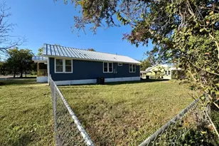 1902 N Fannin Ave, Cameron, TX 76520 - Photo 11