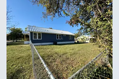 1902 N Fannin Avenue, Cameron, TX 76520 - Photo 11