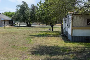 650 S Main St, Giddings, TX 78942 - Photo 9