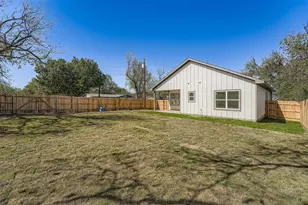 701 E 3rd St, Elgin, TX 78621 - Photo 27