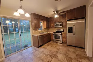 609 Cottonwood St, Lockhart, TX 78644 - Photo 3