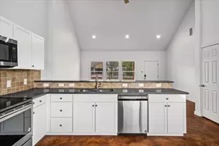 9913 Little Creek Cir, Dripping Springs, TX 78620 - Photo 11