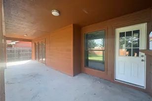 1009 Bowie St, Lockhart, TX 78644 - Photo 7