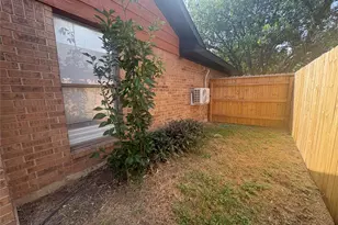 1009 Bowie St, Lockhart, TX 78644 - Photo 5
