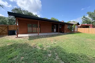 1009 Bowie St, Lockhart, TX 78644 - Photo 11