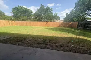 1009 Bowie St, Lockhart, TX 78644 - Photo 9
