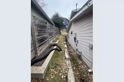 2708 Oak Springs Drive, Austin, TX 78702 - Photo 9