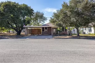 751 N Burleson St, Giddings, TX 78942 - Photo 3
