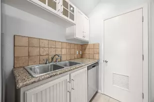 1110 W 22nd St, Austin, TX 78705 - Photo 9