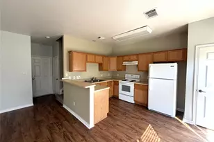 1512 S Medina St, Lockhart, TX 78644 - Photo 5