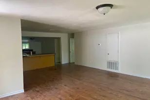 823 Monterrey St, Lockhart, TX 78644 - Photo 5