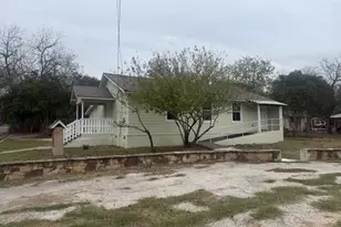 823 Monterrey St, Lockhart, TX 78644 - Photo 3