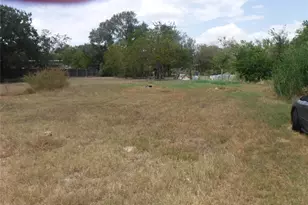 310 Houston St, Elgin, TX 78621 - Photo 3
