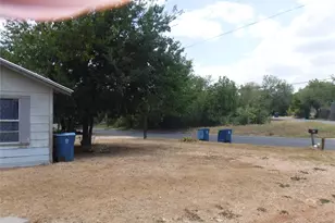 310 Houston St, Elgin, TX 78621 - Photo 5