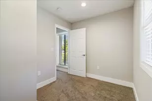 935 La Posada Dr, Austin, TX 78752 - Photo 23