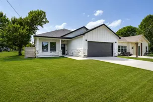 889 S Leon, Giddings, TX 78942 - Photo 1