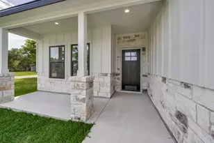 889 S Leon, Giddings, TX 78942 - Photo 3