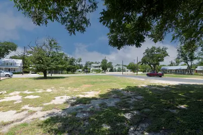 611 N Llano Street, Fredericksburg, TX 78624 - Photo 9