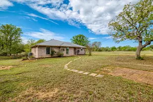 185 E Broken Tree Ln, Smithville, TX 78957 - Photo 3