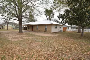 608 Wilkes St, Smithville, TX 78957 - Photo 3