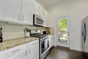 2206 E 14th St, Austin, TX 78702 - Photo 9