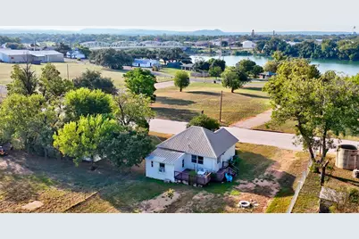 305 Tarrant Street, Llano, TX 78643 - Photo 17