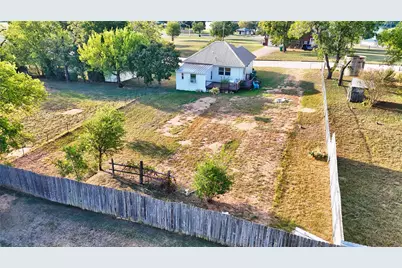 305 Tarrant Street, Llano, TX 78643 - Photo 15