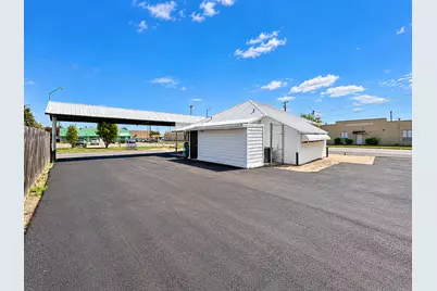 400 W 2nd Street, Taylor, TX 76574 - Photo 11