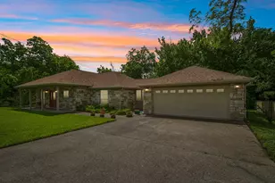 307 W 4th St, Elgin, TX 78621 - Photo 3