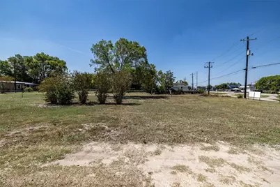 300 Blackjack Street, Lockhart, TX 78644 - Photo 5