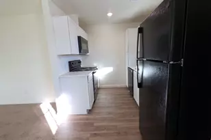 2002 W 2nd St, Taylor, TX 76574 - Photo 11