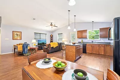 122 Rolling Pines Drive, Smithville, TX 78957 - Photo 9