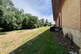 208 SW Texas St, Rockdale, TX 76567 - Photo 9