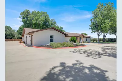 404 Carlos G Parker Boulevard NW, Taylor, TX 76574 - Photo 5