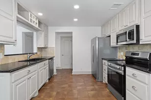 950 Whispering Hollow Dr, Kyle, TX 78640 - Photo 9