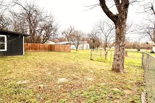 635 White Ave, Rockdale, TX 76567 - Photo 3