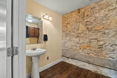 521 E Davis Street, Luling, TX 78648 - Photo 39