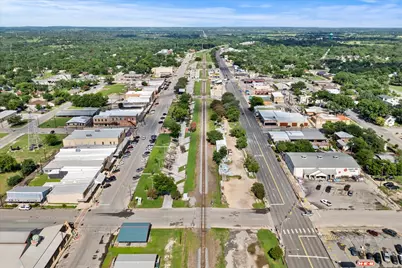 521 E Davis Street, Luling, TX 78648 - Photo 23