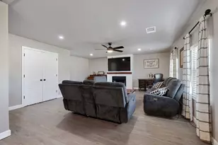 301 N 8th St, Jarrell, TX 76537 - Photo 5