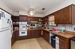 499 Hidden Oaks Dr, Elgin, TX 78621 - Photo 11