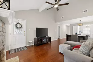 8821 Honeysuckle Trail W, Austin, TX 78759 - Photo 9