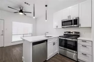908 Poplar St, Austin, TX 78705 - Photo 9